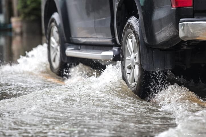 Comment récupérer votre voiture en toute sécurité après une inondation :étapes et réparations expertes 