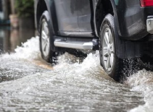 Comment récupérer votre voiture en toute sécurité après une inondation :étapes et réparations expertes 