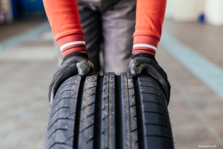 Comprendre les indices de vitesse des pneus :leur signification et pourquoi ils sont importants 