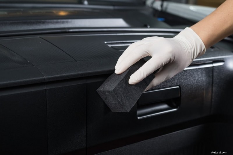 Restaurez l intérieur de votre voiture :guide étape par étape pour éliminer les rayures et protéger les garnitures 