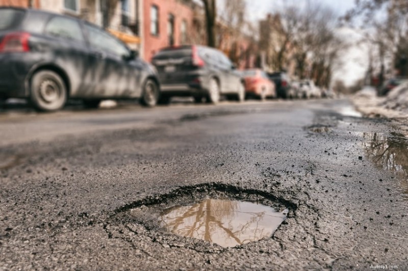 Signaler les nids-de-poule et réclamer les dommages causés au véhicule :votre guide complet de sécurité routière au Royaume-Uni 