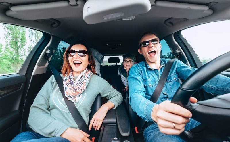 50 titres incontournables pour une expérience ultime de karaoké en voiture 