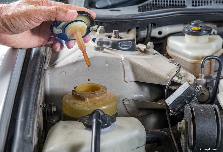 Comprendre les fuites de liquide de direction assistée :causes, symptômes et solutions rapides 