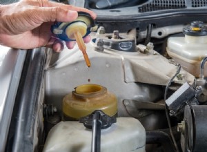 Comprendre les fuites de liquide de direction assistée :causes, symptômes et solutions rapides 