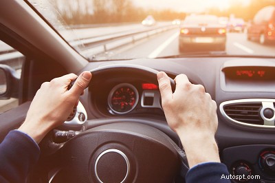 Comprendre les fuites de liquide de direction assistée :causes, symptômes et solutions rapides 