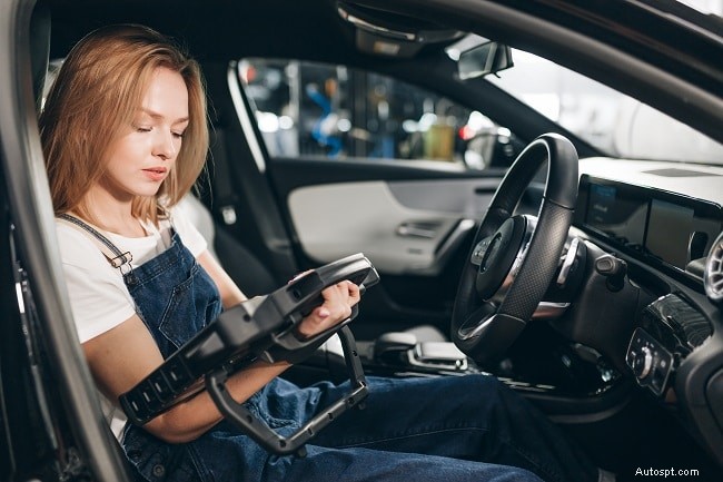 Comprendre un voyant moteur clignotant :causes, gravité et solutions pour les propriétaires de voitures 