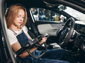 Comprendre un voyant moteur clignotant :causes, gravité et solutions pour les propriétaires de voitures 