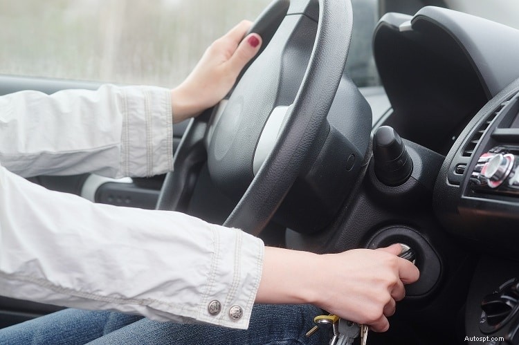 Pourquoi ma voiture démarre-t-elle mais le démarreur continue de démarrer ? Causes courantes et solutions 