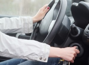 Pourquoi ma voiture démarre-t-elle mais le démarreur continue de démarrer ? Causes courantes et solutions 