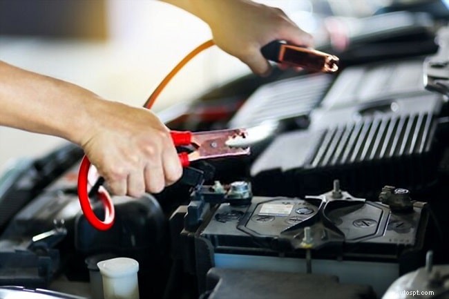Pourquoi ma voiture démarre-t-elle mais le démarreur continue de démarrer ? Causes courantes et solutions 