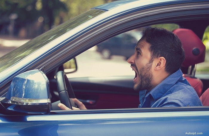 Bruit sourd pendant la conduite ? Trouvez la cause et corrigez-la maintenant 