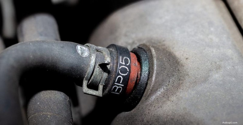 Repérez une vanne PCV défectueuse et connaissez les coûts de remplacement 