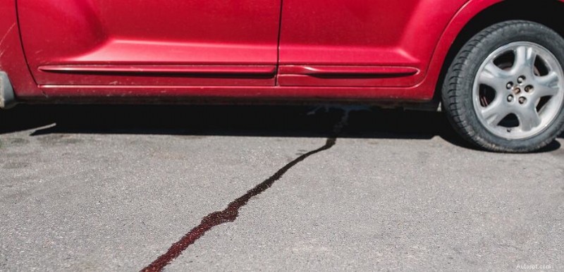 Pourquoi votre voiture fuit :causes courantes et solutions faciles 