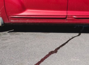 Pourquoi votre voiture fuit :causes courantes et solutions faciles 