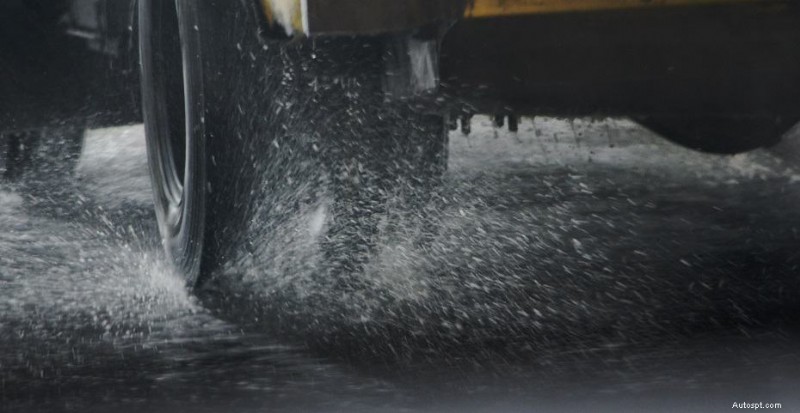 Pourquoi votre voiture fuit :causes courantes et solutions faciles 