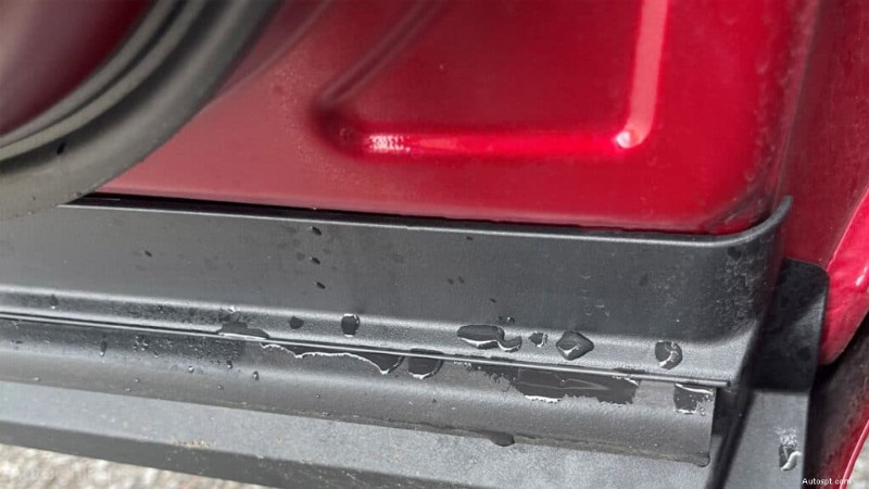 Pourquoi votre voiture fuit :causes courantes et solutions faciles 