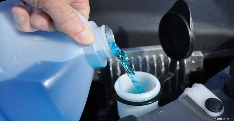 Pourquoi votre voiture fuit :causes courantes et solutions faciles 