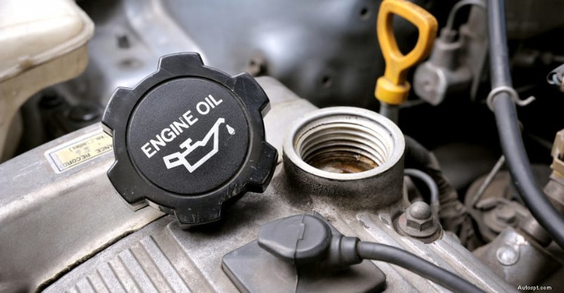 Pourquoi votre voiture fuit :causes courantes et solutions faciles 
