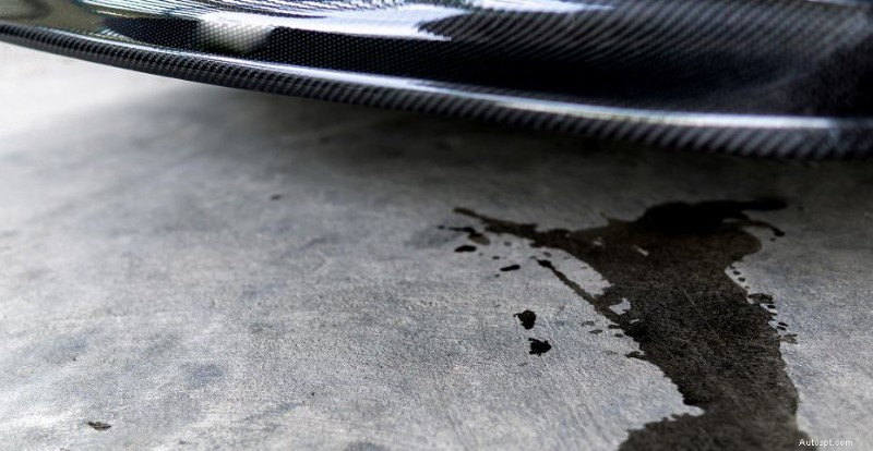 Pourquoi votre voiture fuit :causes courantes et solutions faciles 