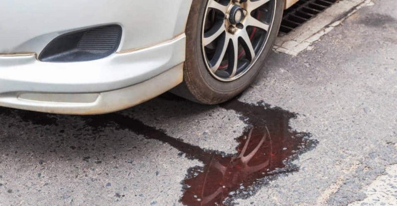 Pourquoi votre voiture fuit :causes courantes et solutions faciles 