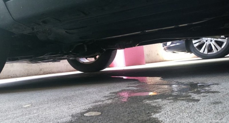 Pourquoi votre voiture fuit :causes courantes et solutions faciles 