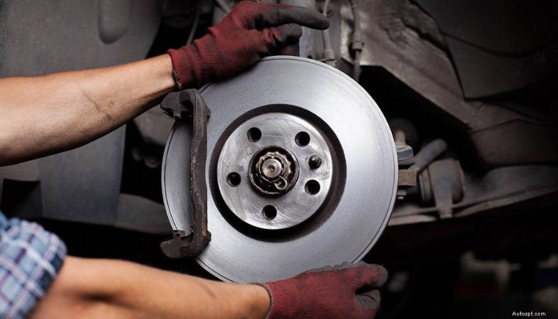 Pourquoi votre voiture vibre pendant la conduite – Causes courantes et solutions 
