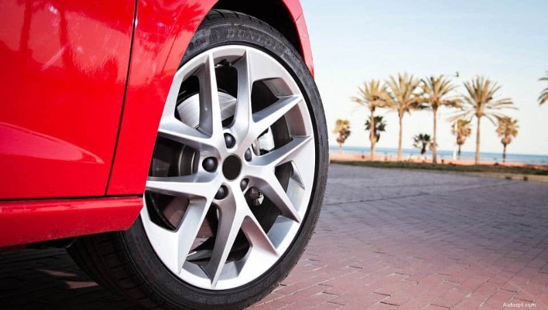 Pourquoi votre voiture vibre pendant la conduite – Causes courantes et solutions 