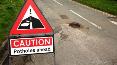 Comment déposer une réclamation pour dommages causés par des nids-de-poule :signalez les nids-de-poule et faites réparer votre voiture 