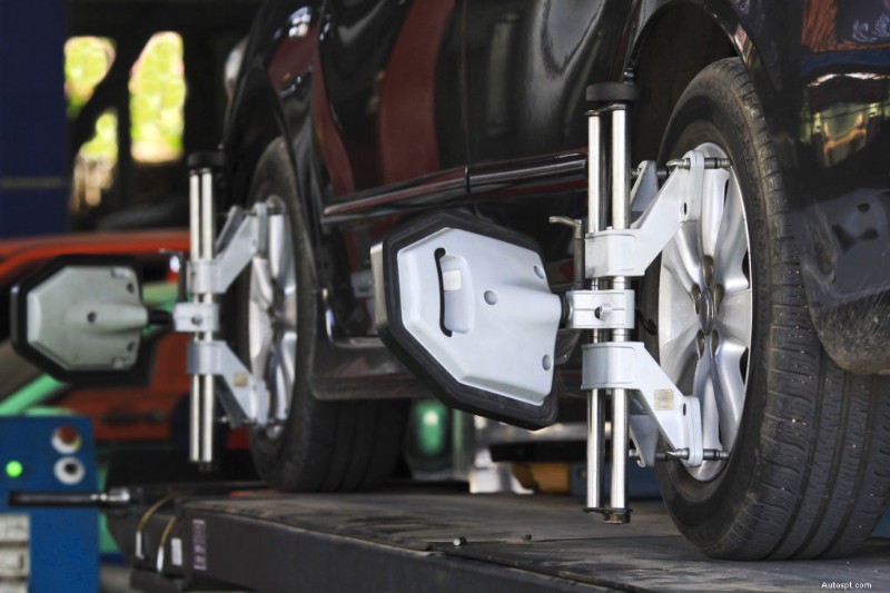 Alignement et équilibrage des roues :étapes essentielles pour une conduite fluide et sûre 