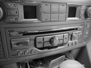 3 façons surprenantes dont la batterie de votre voiture peut se vider inaperçue 