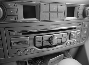 3 façons surprenantes dont la batterie de votre voiture peut se vider inaperçue 